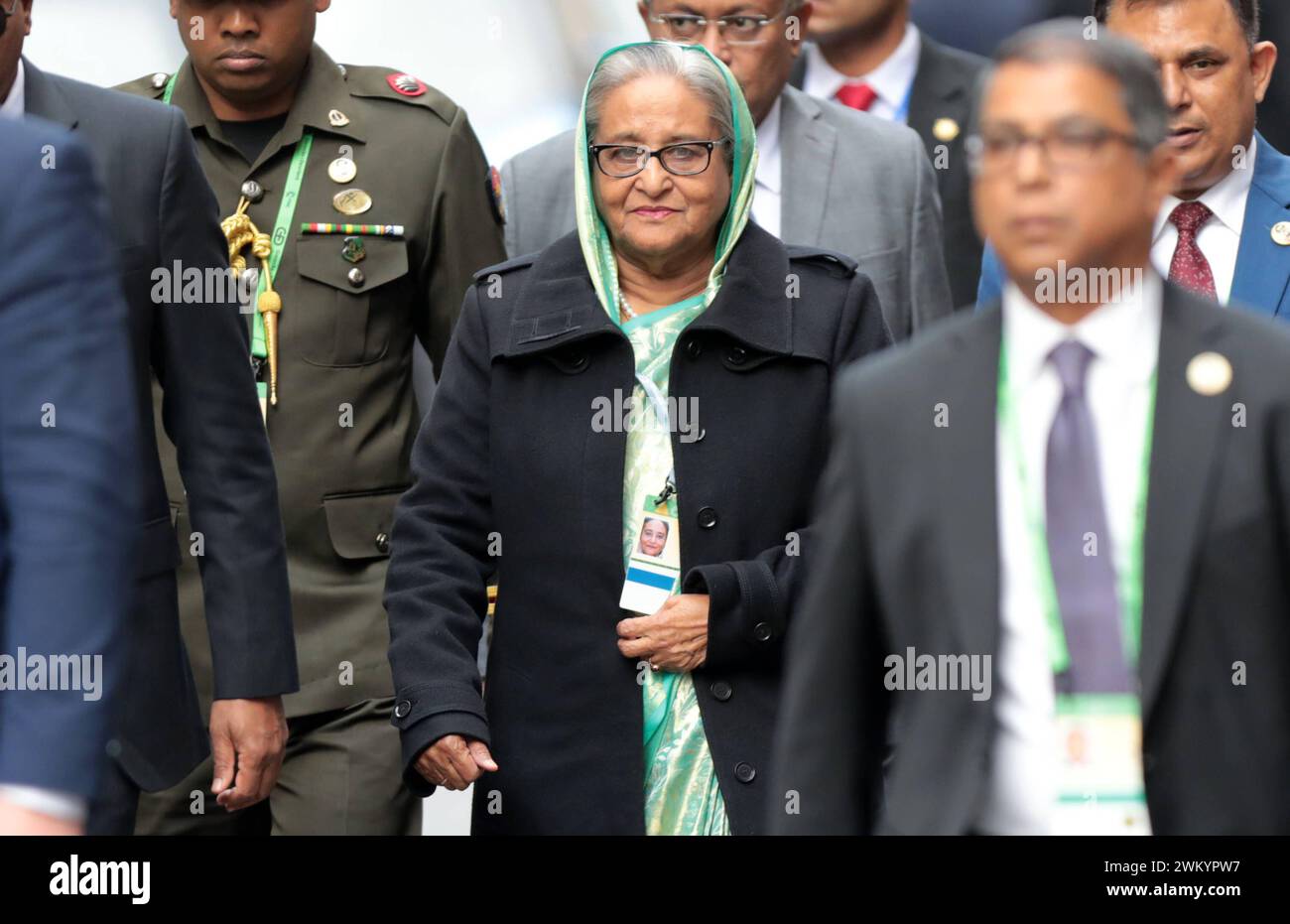 Die Premierministerin von Bangladesh, Sheikh Hasina Wajed, a Begleitung im Bereich des Hotel Bayerischer Hof a München während der Sicherheitskonferenz. Die Premierministerin von Bangladesh, Sheikh Hasina Wajed, a Begleitung im Bereich des Hotel Bayerischer Hof a München während der Sicherheitskonferenz. München Bayern Deutschland *** il primo Ministro del Bangladesh, Sheikh Hasina Wajed, ha accompagnato nella zona dell'Hotel Bayerischer Hof a Monaco di Baviera durante la Conferenza sulla sicurezza il primo Ministro del Bangladesh, Sheikh Hasina Wajed, accompagnato nella zona dell'Hotel Bayerischer Hof Foto Stock