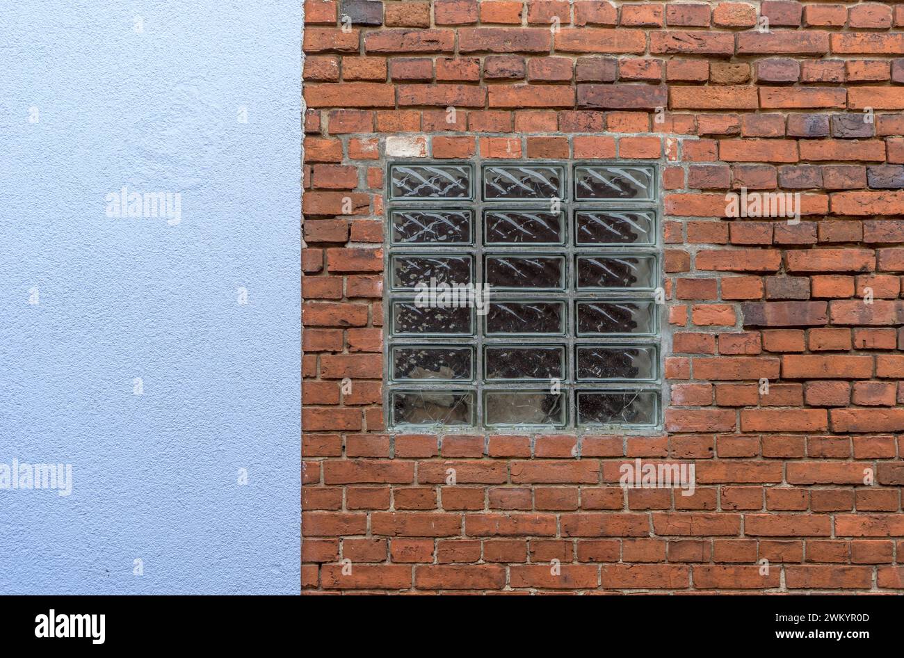 Dettagli architettonici di mattoni, intonaco blu e blocchi di vetro Foto Stock