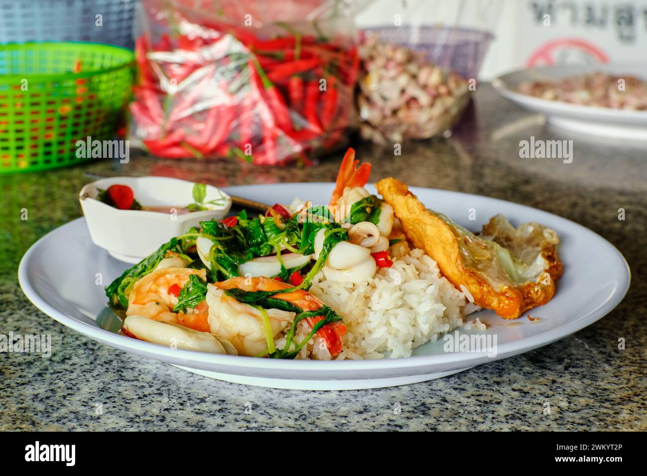 Seafood Krapow - pesce misto thailandese con cibo di strada Holy Basil Foto Stock