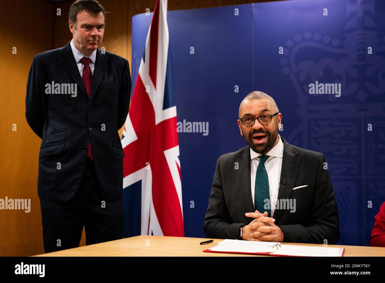 (Da sinistra a destra) il direttore generale delle forze di frontiera, Phil Douglas, e il ministro degli interni James abilmente presso l'Home Office, nel centro di Londra, per la firma di un documento di annuncio di un nuovo accordo di lavoro tra le agenzie di frontiera del Regno Unito e l'agenzia di frontiera dell'UE Frontex. L'accordo si concentrerà sulla condivisione di competenze e informazioni sulle priorità comuni. Data foto: Venerdì 23 febbraio 2024. Foto Stock