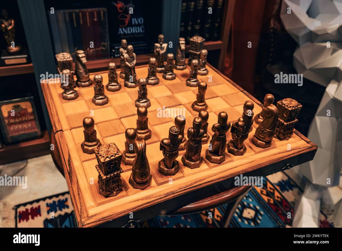 20 novembre 2023, Belgrado, Serbia: Tavoletta classica in legno con scacchi Foto Stock