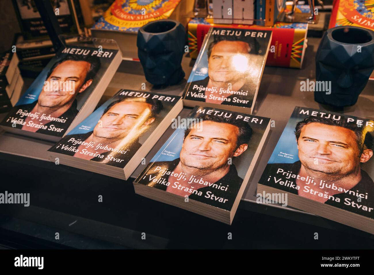 20 novembre 2023, Belgrado, Serbia: Matthew Perry libro alla vetrina di un negozio Foto Stock