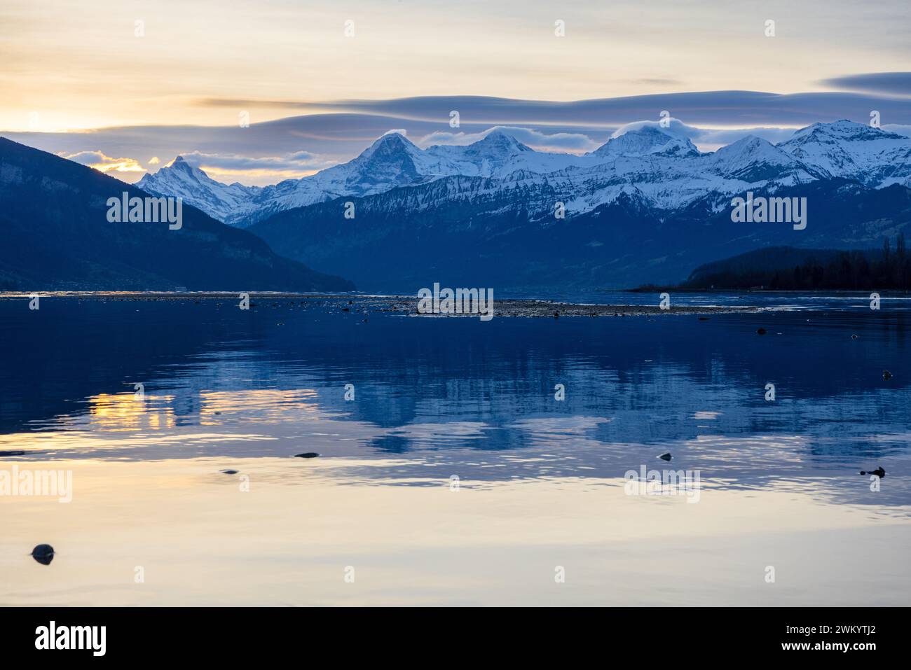 Eiger Mönch e Jungfrau si riflettono sul lago Thun in inverno Foto Stock