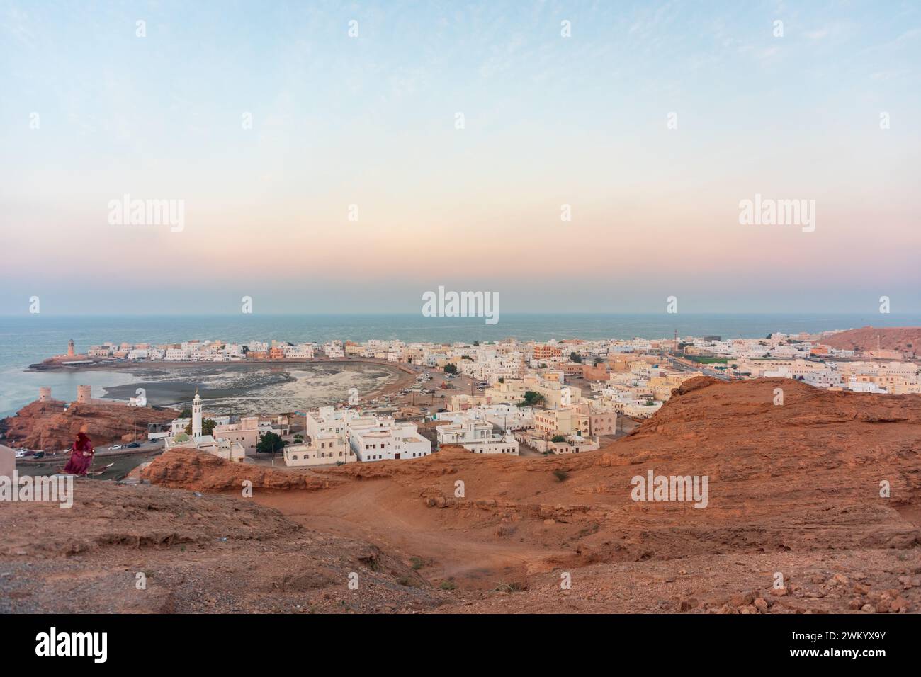 Parte ovest della città di Sur con il castello di al-Ayjah, moschea in ora d'oro, Oman. Vista dall'alto della città di Sur. Grandangolo Foto Stock