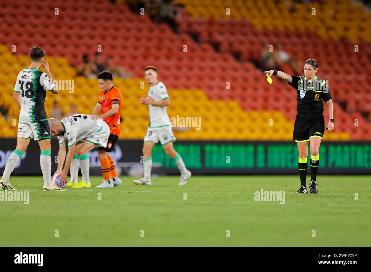 Brisbane, Australia. 23 febbraio 2024. Casey Lisa Reibelt ufficiale della partita mostra un cartellino giallo a Rhys Bozinovski (42 Western United FC) durante l'Isuzu Ute A League match tra Brisbane Roar e Western United FC al Suncorp Stadium di Brisbane, Australia. Crediti: Matthew Starling / Alamy Live News Foto Stock