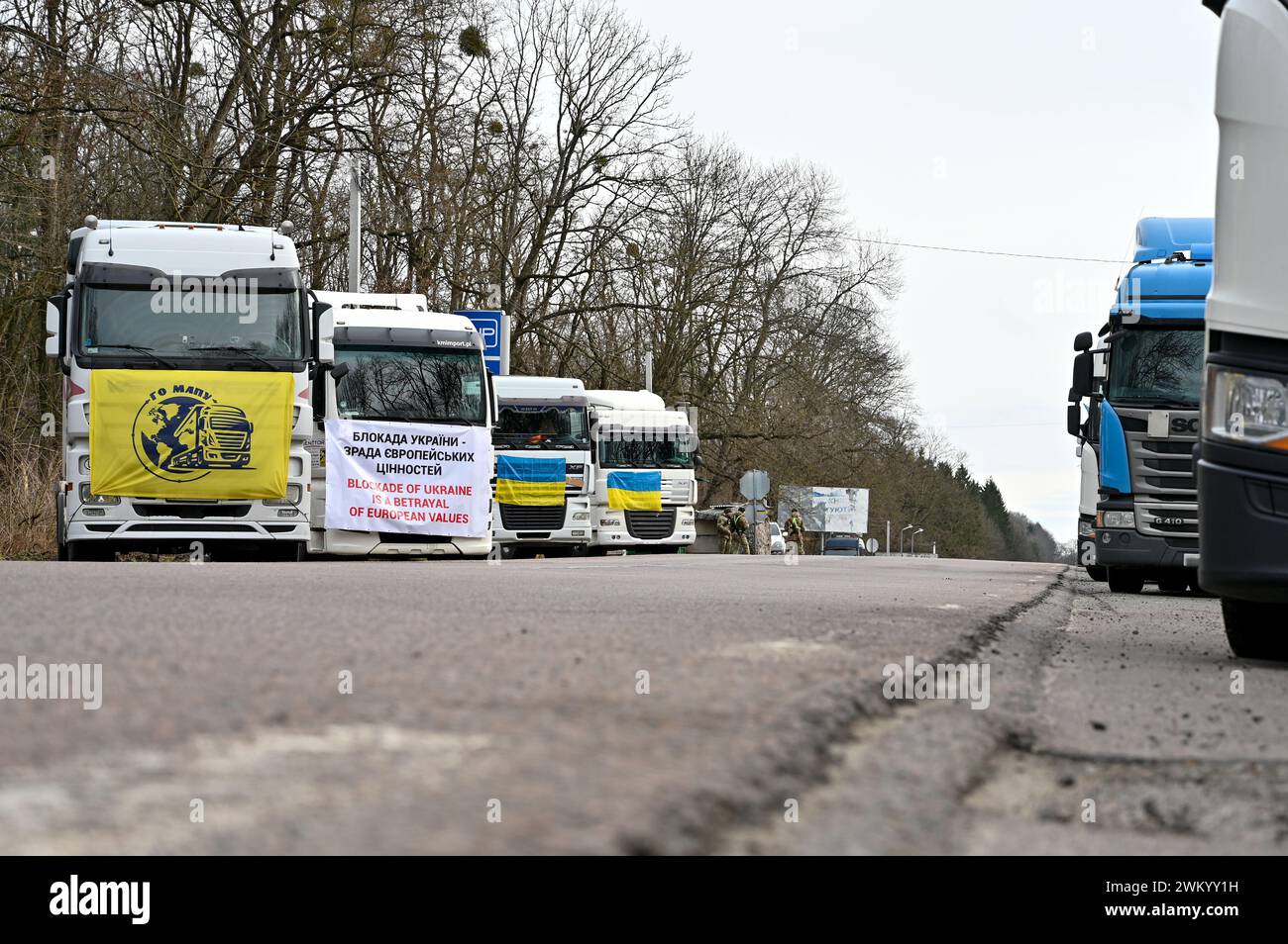 REGIONE DI LEOPOLI, UCRAINA - 22 FEBBRAIO 2024 - le bandiere sono state avvistate sulle unità motrici durante uno sciopero di vettori ucraini al valico di Shehyni contro il blocco del confine Ucraina-Polonia, regione di Leopoli, Ucraina occidentale. Foto Stock