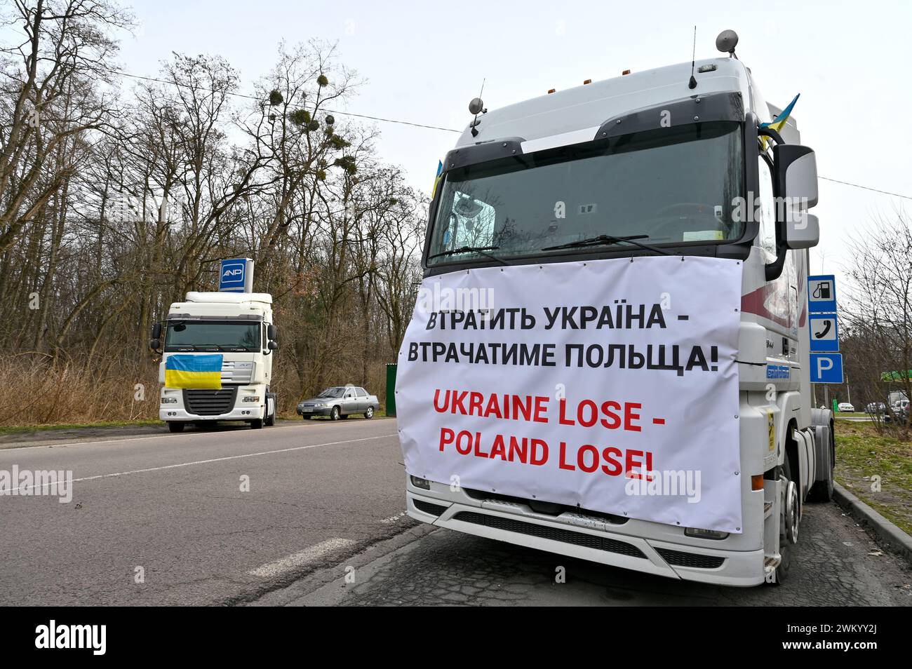 REGIONE DI LEOPOLI, UCRAINA - 22 FEBBRAIO 2024 - le bandiere sono state avvistate sulle unità motrici durante uno sciopero di vettori ucraini al valico di Shehyni contro il blocco del confine Ucraina-Polonia, regione di Leopoli, Ucraina occidentale. Foto Stock