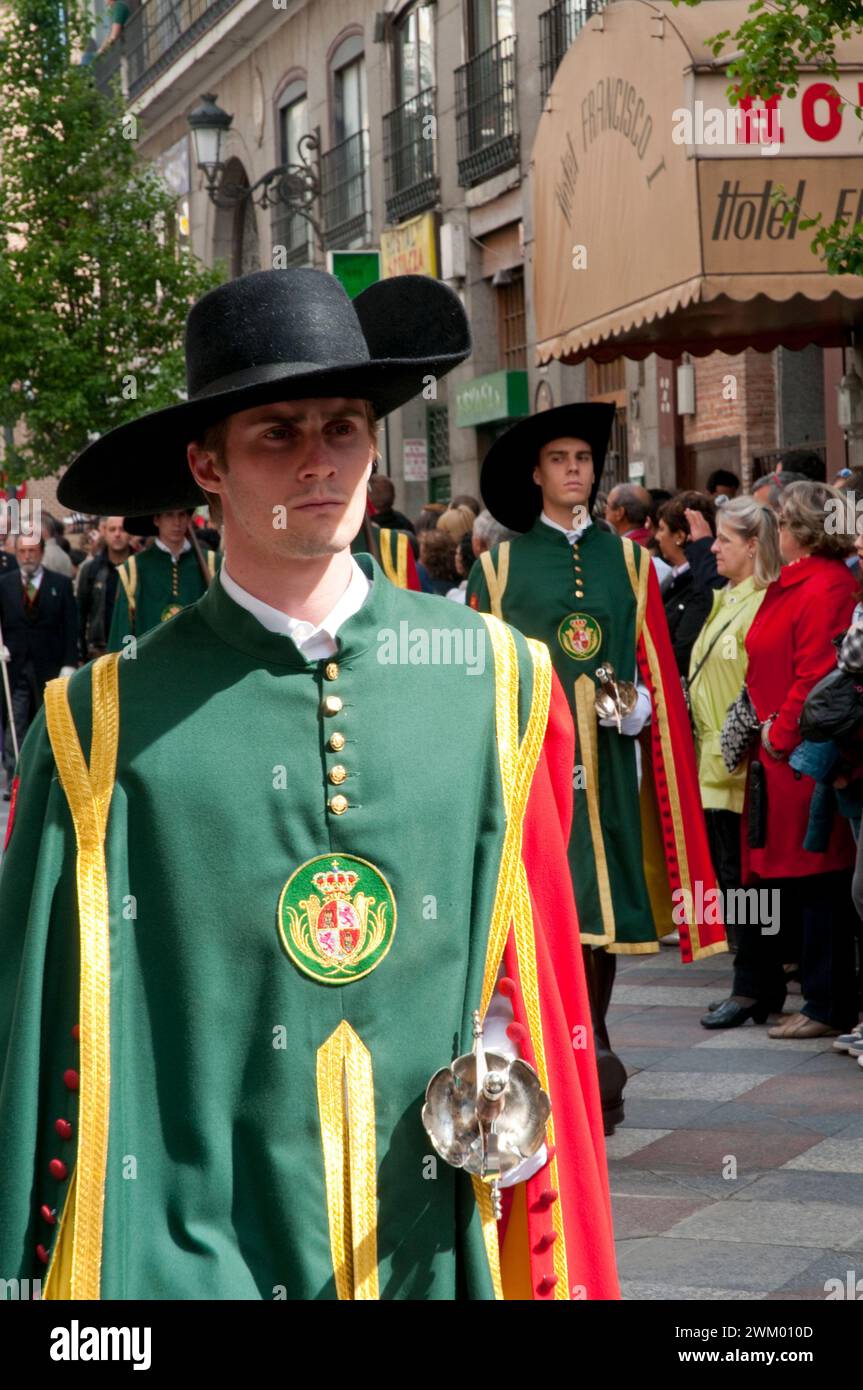Giovane uomo che indossa l'uniforme in una processione della settimana Santa. Via Arenal, Madrid, Spagna. Foto Stock