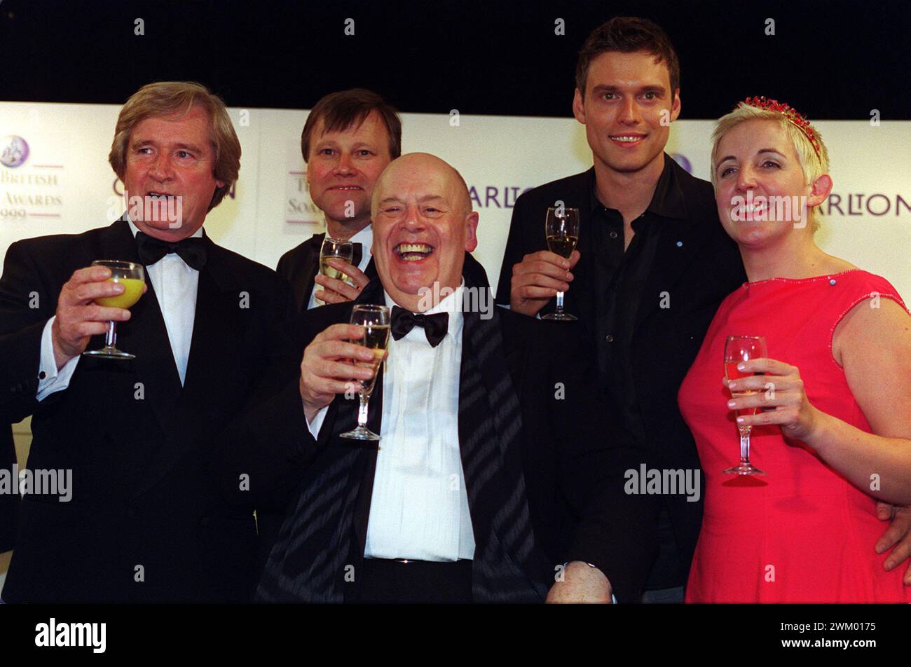 Foto datata 15/05/99 dei membri del cast di Coronation Street ai British Soap Awards di Londra. (Da sinistra a destra) Bill Roache, David Neilson, John Savident, Steve Billington e Julie Hesmondhalgh. John Savident, noto per aver interpretato Fred Elliott a Coronation Street, è morto all'età di 86 anni, ha detto il suo agente. Data di pubblicazione: Sabato 15 maggio 1999. Foto Stock