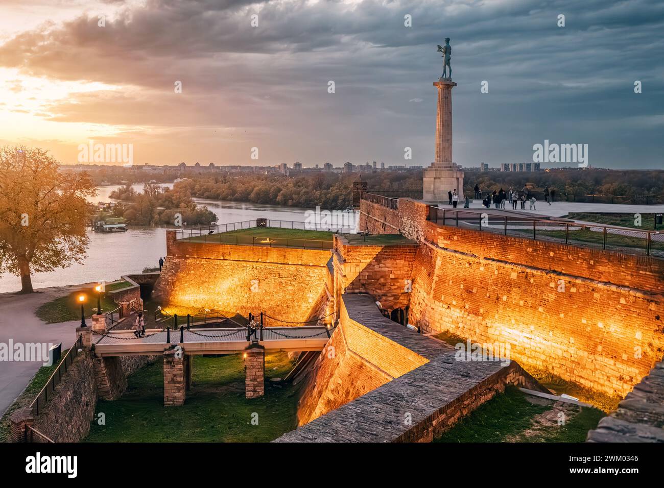 Al tramonto, la fortezza Kalemegdan di Belgrado si anima di illuminazione, una vista accattivante per turisti e viaggiatori. Foto Stock