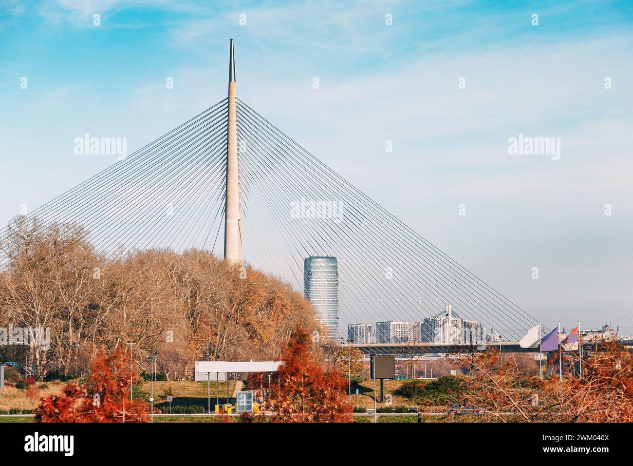 Il ponte Ada di Belgrado, Serbia, mette in mostra tecnologia all'avanguardia e abilità architettoniche sullo sfondo del paesaggio urbano della città e. Foto Stock