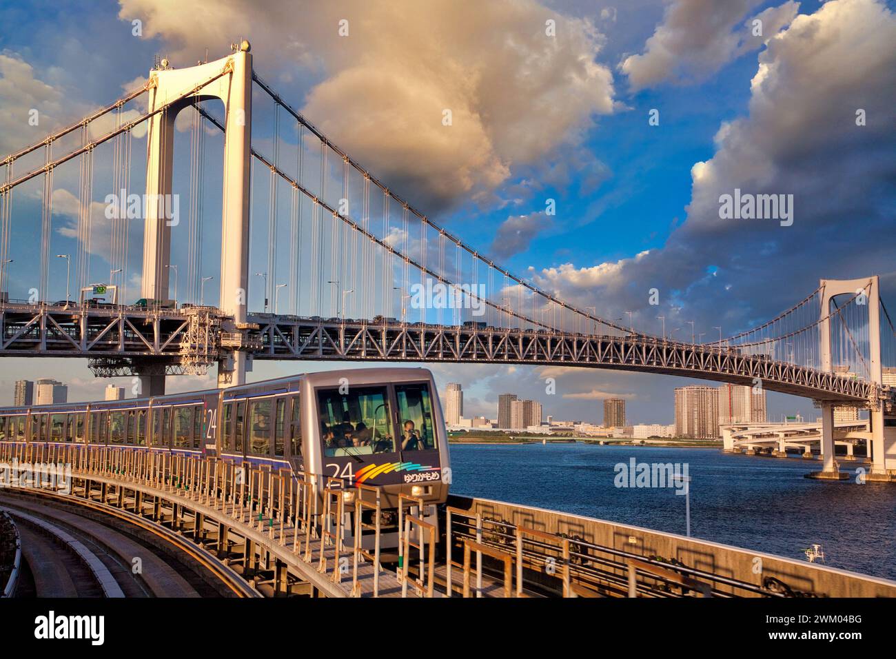 Rainbow bridge, linea Yurikamome, treno monorotaia, Tokyo, Giappone Foto Stock