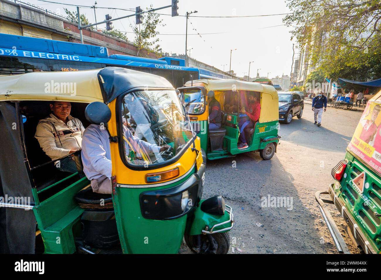 Tuk tuk e traffico stradale generale a Delhi, India Foto Stock