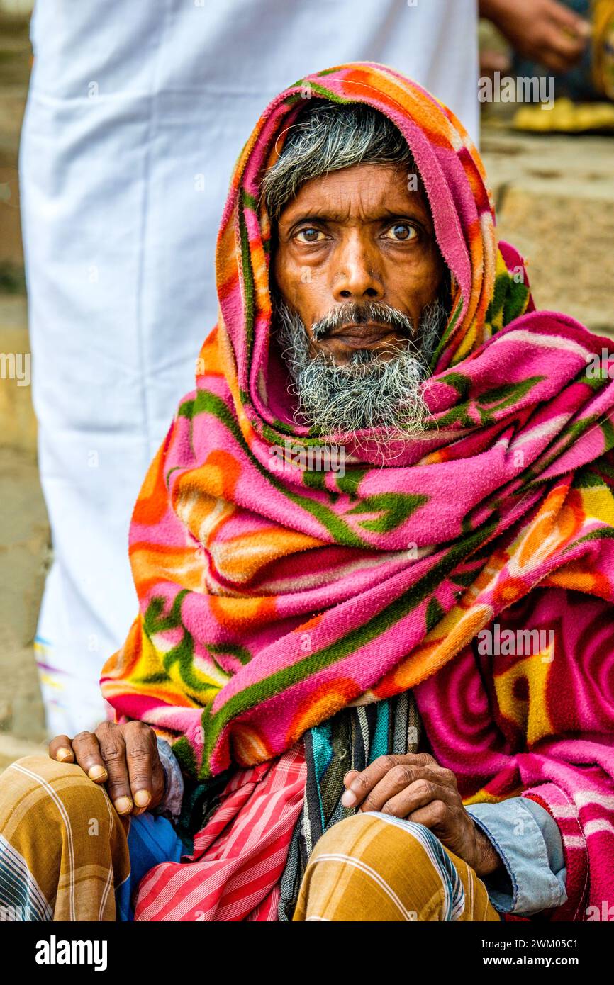 Ritratto di un santo indiano sui ghati di Varanasi, India Foto Stock
