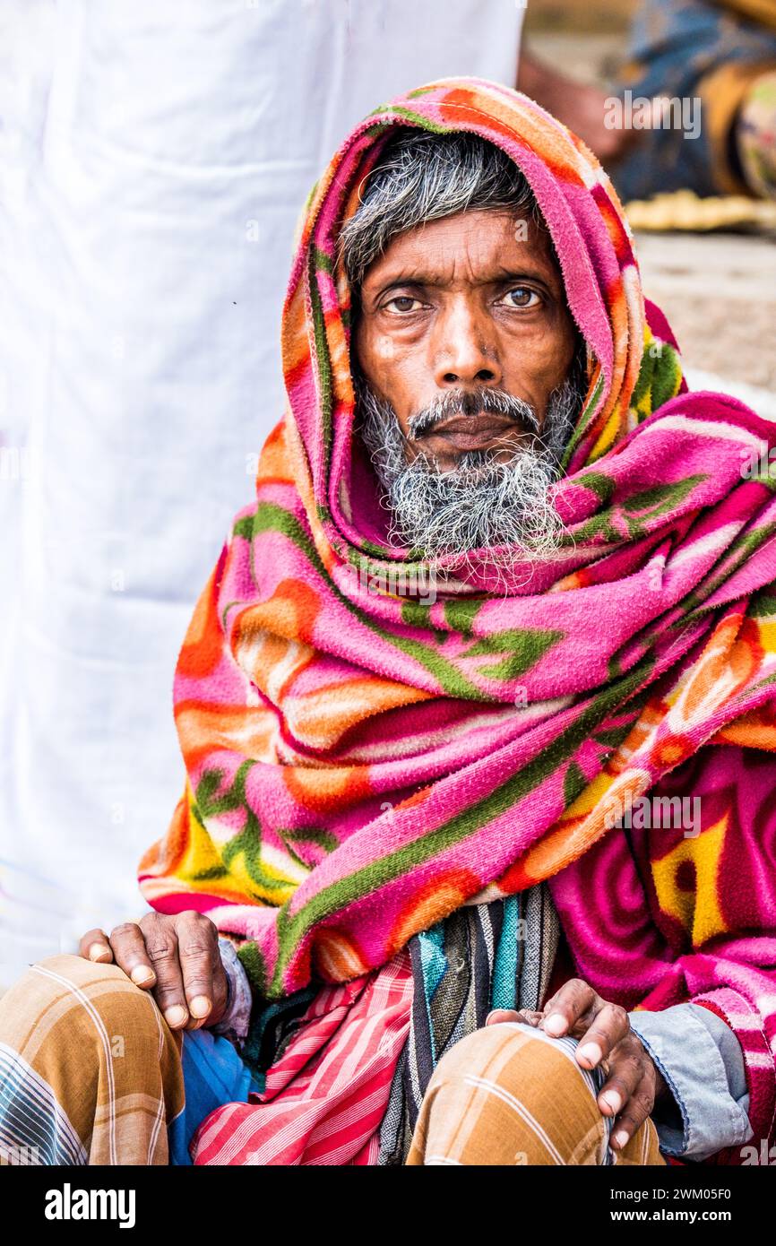 Ritratto di un santo indiano sui ghati di Varanasi, India Foto Stock