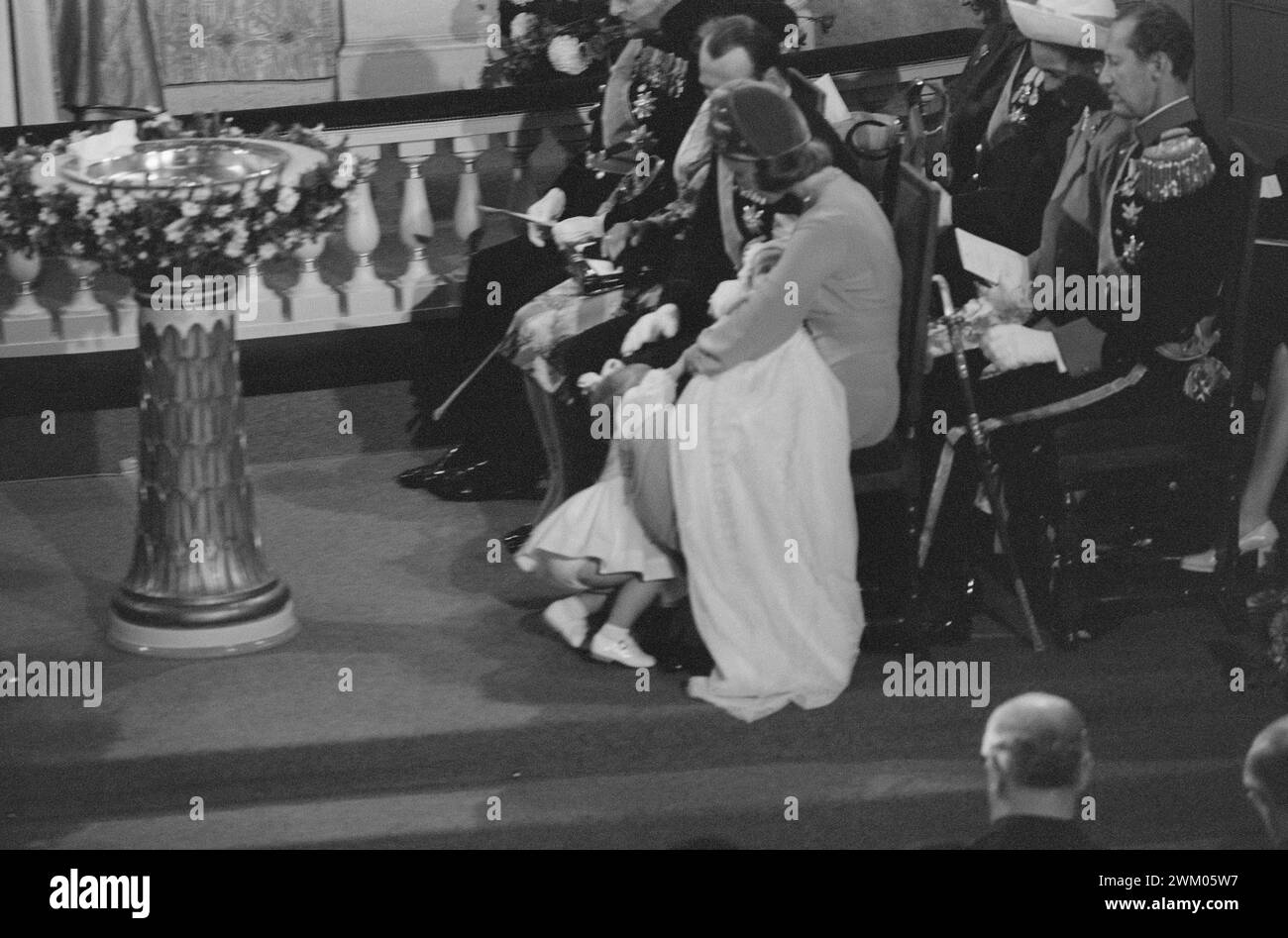 Effettivo 39-5-1973 : il suo nome divenne Haakon MagnusPrince Haakon Magnus fu battezzato nella cappella del castello dal vescovo Kaare Støylen. La Principessa Sonja stessa trasportò Haakon Magnus, e il re Olas si trovava più vicino al fonte battesimale come padrino, mentre la Principessa Astrid, la signora Ferner, era padrino. Il protagonista stesso dormiva attraverso la cerimonia del battesimo. La principessa che ha rubato lo spettacolo. Märtha Louise, che aveva compiuto due anni due giorni dopo la cerimonia di battesimo, ha cercato di lottare per un posto in grembo di sua madre. Ma lì c'era molta gente, c'era un fratellino assonnato che veniva a prendere dal letto Foto Stock