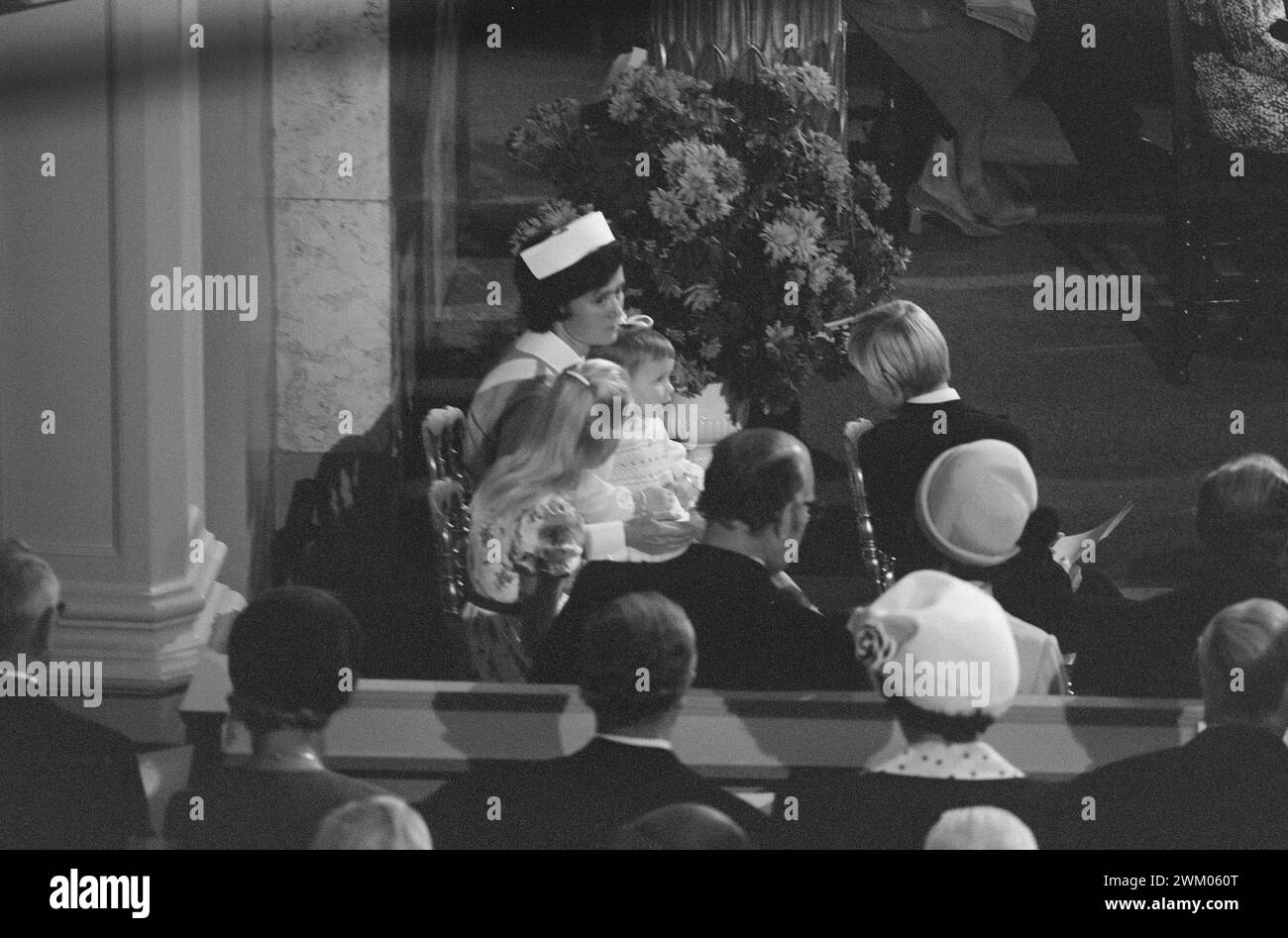 Effettivo 39-5-1973 : il suo nome divenne Haakon MagnusPrince Haakon Magnus fu battezzato nella cappella del castello dal vescovo Kaare Støylen. La Principessa Sonja stessa trasportò Haakon Magnus, e il re Olas si trovava più vicino al fonte battesimale come padrino, mentre la Principessa Astrid, la signora Ferner, era padrino. Il protagonista stesso dormiva attraverso la cerimonia del battesimo. La principessa che ha rubato lo spettacolo. Märtha Louise, che aveva compiuto due anni due giorni dopo la cerimonia di battesimo, ha cercato di lottare per un posto in grembo di sua madre. Ma lì c'era molta gente, c'era un fratellino assonnato che veniva a prendere dal letto Foto Stock