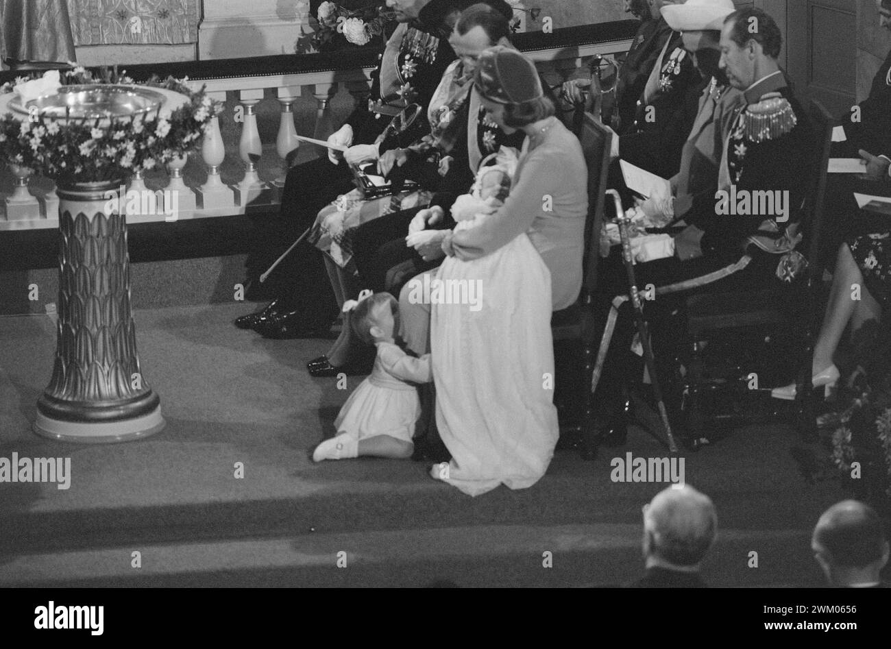Effettivo 39-5-1973 : il suo nome divenne Haakon MagnusPrince Haakon Magnus fu battezzato nella cappella del castello dal vescovo Kaare Støylen. La Principessa Sonja stessa trasportò Haakon Magnus, e il re Olas si trovava più vicino al fonte battesimale come padrino, mentre la Principessa Astrid, la signora Ferner, era padrino. Il protagonista stesso dormiva attraverso la cerimonia del battesimo. La principessa che ha rubato lo spettacolo. Märtha Louise, che aveva compiuto due anni due giorni dopo la cerimonia di battesimo, ha cercato di lottare per un posto in grembo di sua madre. Ma lì c'era molta gente, c'era un fratellino assonnato che veniva a prendere dal letto Foto Stock