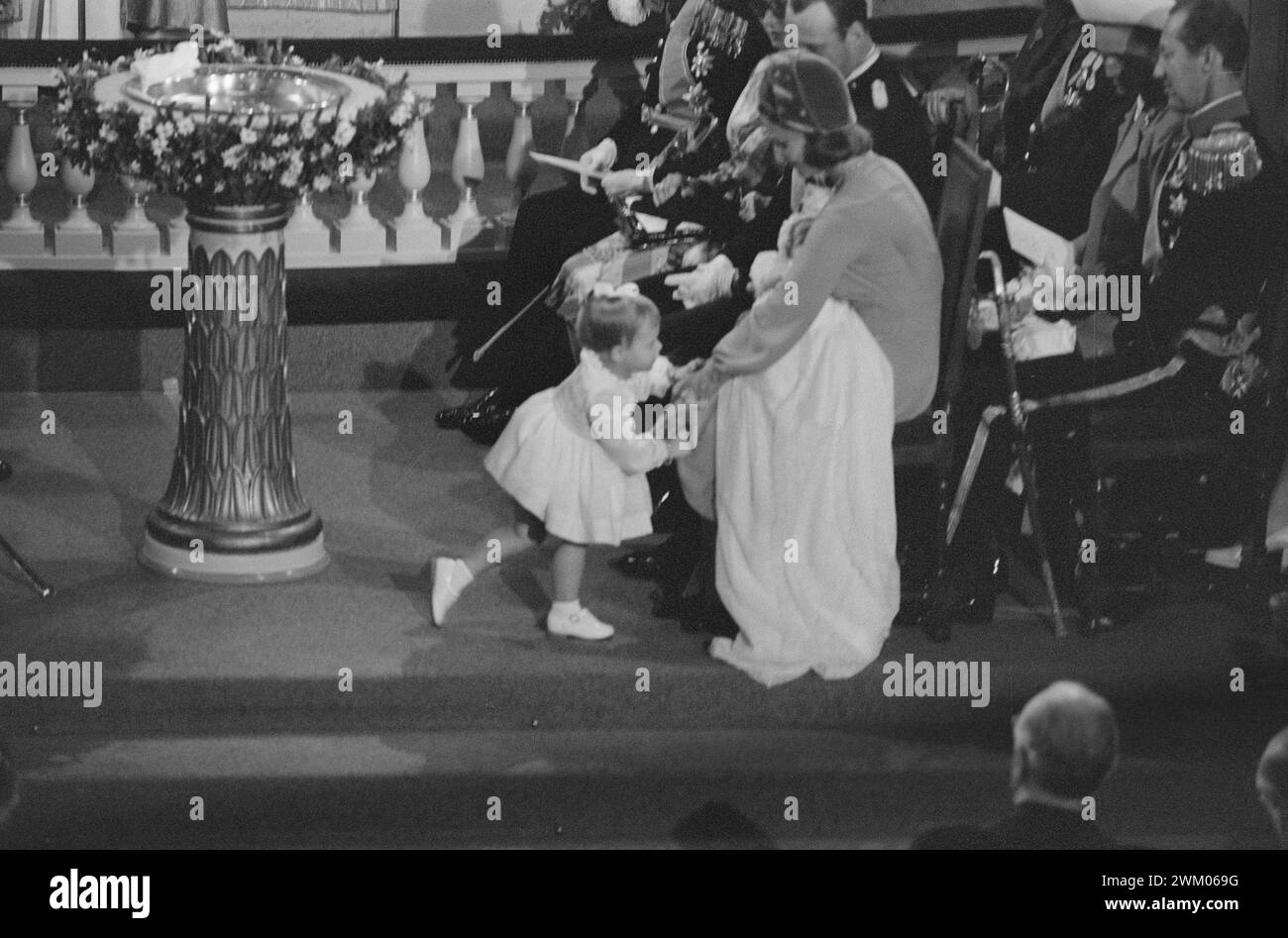 Effettivo 39-5-1973 : il suo nome divenne Haakon MagnusPrince Haakon Magnus fu battezzato nella cappella del castello dal vescovo Kaare Støylen. La Principessa Sonja stessa trasportò Haakon Magnus, e il re Olas si trovava più vicino al fonte battesimale come padrino, mentre la Principessa Astrid, la signora Ferner, era padrino. Il protagonista stesso dormiva attraverso la cerimonia del battesimo. La principessa che ha rubato lo spettacolo. Märtha Louise, che aveva compiuto due anni due giorni dopo la cerimonia di battesimo, ha cercato di lottare per un posto in grembo di sua madre. Ma lì c'era molta gente, c'era un fratellino assonnato che veniva a prendere dal letto Foto Stock