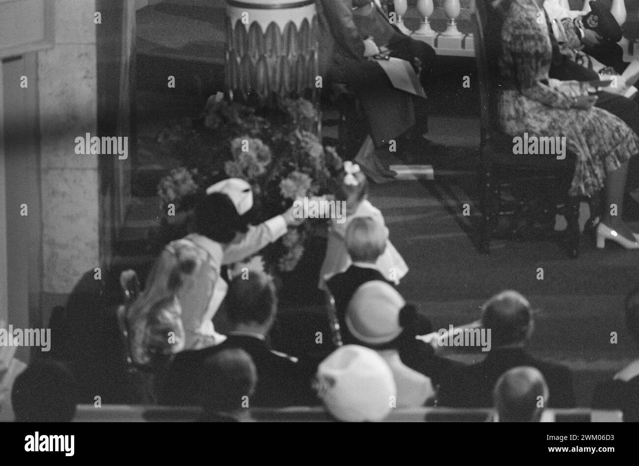 Effettivo 39-5-1973 : il suo nome divenne Haakon MagnusPrince Haakon Magnus fu battezzato nella cappella del castello dal vescovo Kaare Støylen. La Principessa Sonja stessa trasportò Haakon Magnus, e il re Olas si trovava più vicino al fonte battesimale come padrino, mentre la Principessa Astrid, la signora Ferner, era padrino. Il protagonista stesso dormiva attraverso la cerimonia del battesimo. La principessa che ha rubato lo spettacolo. Märtha Louise, che aveva compiuto due anni due giorni dopo la cerimonia di battesimo, ha cercato di lottare per un posto in grembo di sua madre. Ma lì c'era molta gente, c'era un fratellino assonnato che veniva a prendere dal letto Foto Stock