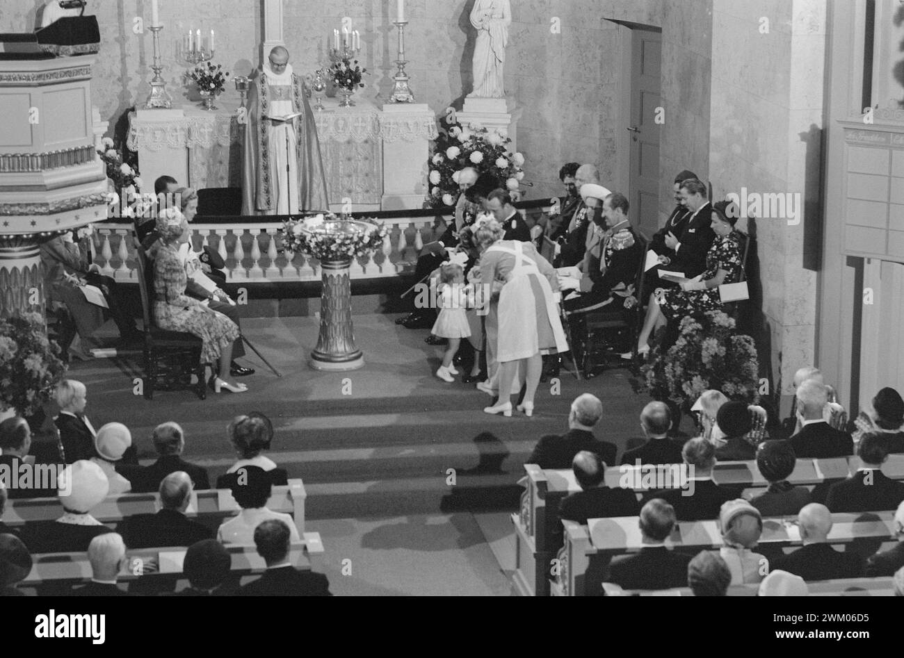 Effettivo 39-5-1973 : il suo nome divenne Haakon MagnusPrince Haakon Magnus fu battezzato nella cappella del castello dal vescovo Kaare Støylen. La Principessa Sonja stessa trasportò Haakon Magnus, e il re Olas si trovava più vicino al fonte battesimale come padrino, mentre la Principessa Astrid, la signora Ferner, era padrino. Il protagonista stesso dormiva attraverso la cerimonia del battesimo. La principessa che ha rubato lo spettacolo. Märtha Louise, che aveva compiuto due anni due giorni dopo la cerimonia di battesimo, ha cercato di lottare per un posto in grembo di sua madre. Ma lì c'era molta gente, c'era un fratellino assonnato che veniva a prendere dal letto Foto Stock