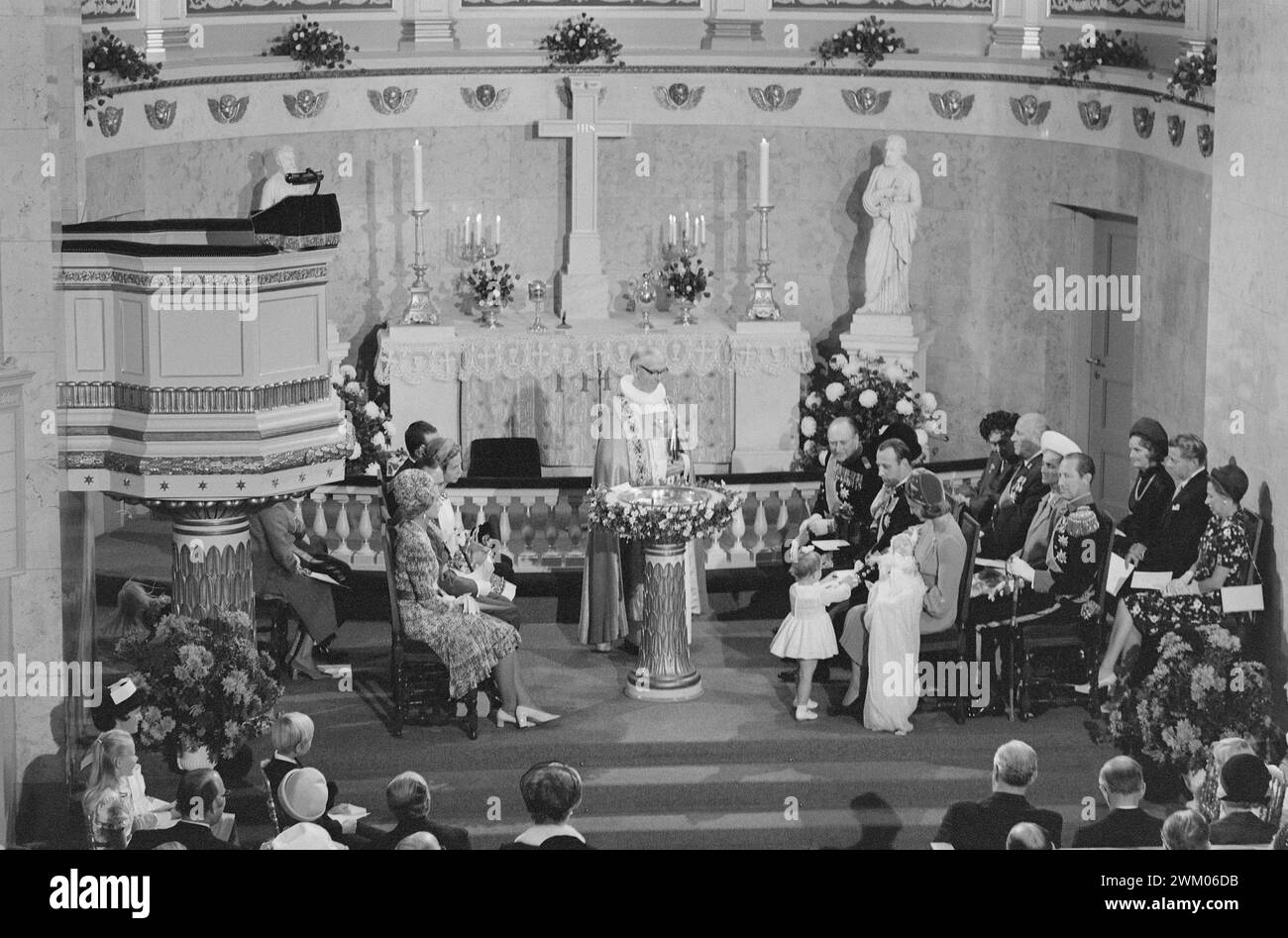 Effettivo 39-5-1973 : il suo nome divenne Haakon MagnusPrince Haakon Magnus fu battezzato nella cappella del castello dal vescovo Kaare Støylen. La Principessa Sonja stessa trasportò Haakon Magnus, e il re Olas si trovava più vicino al fonte battesimale come padrino, mentre la Principessa Astrid, la signora Ferner, era padrino. Il protagonista stesso dormiva attraverso la cerimonia del battesimo. La principessa che ha rubato lo spettacolo. Märtha Louise, che aveva compiuto due anni due giorni dopo la cerimonia di battesimo, ha cercato di lottare per un posto in grembo di sua madre. Ma lì c'era molta gente, c'era un fratellino assonnato che veniva a prendere dal letto Foto Stock