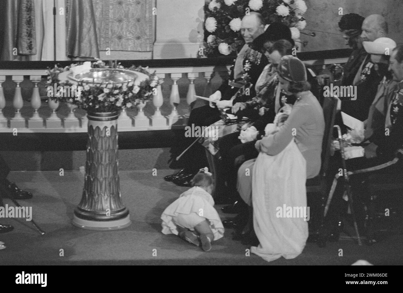 Effettivo 39-5-1973 : il suo nome divenne Haakon MagnusPrince Haakon Magnus fu battezzato nella cappella del castello dal vescovo Kaare Støylen. La Principessa Sonja stessa trasportò Haakon Magnus, e il re Olas si trovava più vicino al fonte battesimale come padrino, mentre la Principessa Astrid, la signora Ferner, era padrino. Il protagonista stesso dormiva attraverso la cerimonia del battesimo. La principessa che ha rubato lo spettacolo. Märtha Louise, che aveva compiuto due anni due giorni dopo la cerimonia di battesimo, ha cercato di lottare per un posto in grembo di sua madre. Ma lì c'era molta gente, c'era un fratellino assonnato che veniva a prendere dal letto Foto Stock