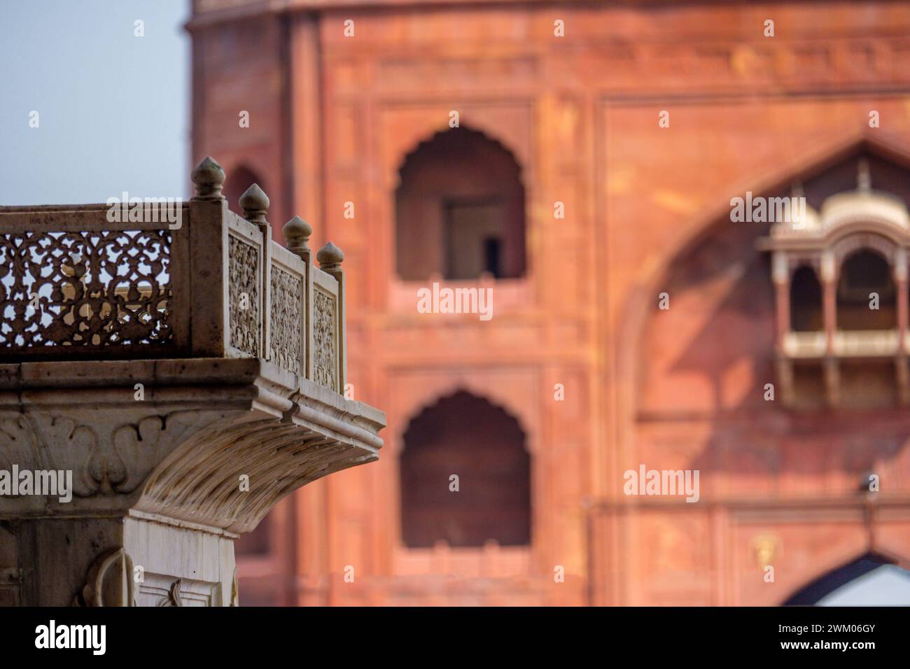 Architettura islamica presso la moschea Jama Masjid di Delhi, la più grande moschea dell'India Foto Stock