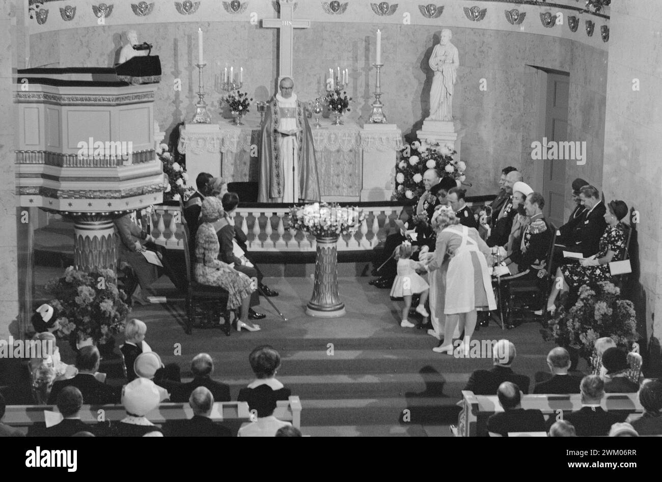 Effettivo 39-5-1973 : il suo nome divenne Haakon MagnusPrince Haakon Magnus fu battezzato nella cappella del castello dal vescovo Kaare Støylen. La Principessa Sonja stessa trasportò Haakon Magnus, e il re Olas si trovava più vicino al fonte battesimale come padrino, mentre la Principessa Astrid, la signora Ferner, era padrino. Il protagonista stesso dormiva attraverso la cerimonia del battesimo. La principessa che ha rubato lo spettacolo. Märtha Louise, che aveva compiuto due anni due giorni dopo la cerimonia di battesimo, ha cercato di lottare per un posto in grembo di sua madre. Ma lì c'era molta gente, c'era un fratellino assonnato che veniva a prendere dal letto Foto Stock