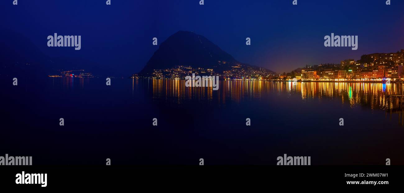 Panorama notturno della città di Lugano, del monte San Salvatore e del lago di Lugano, Svizzera Foto Stock