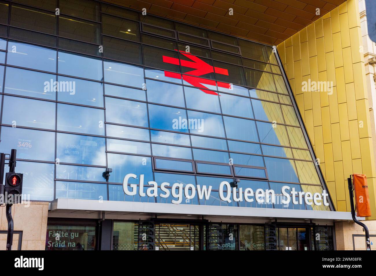 Glasgow Scozia: 12 febbraio 2024: Glasgow Queen Street Station esterno rinnovato Foto Stock