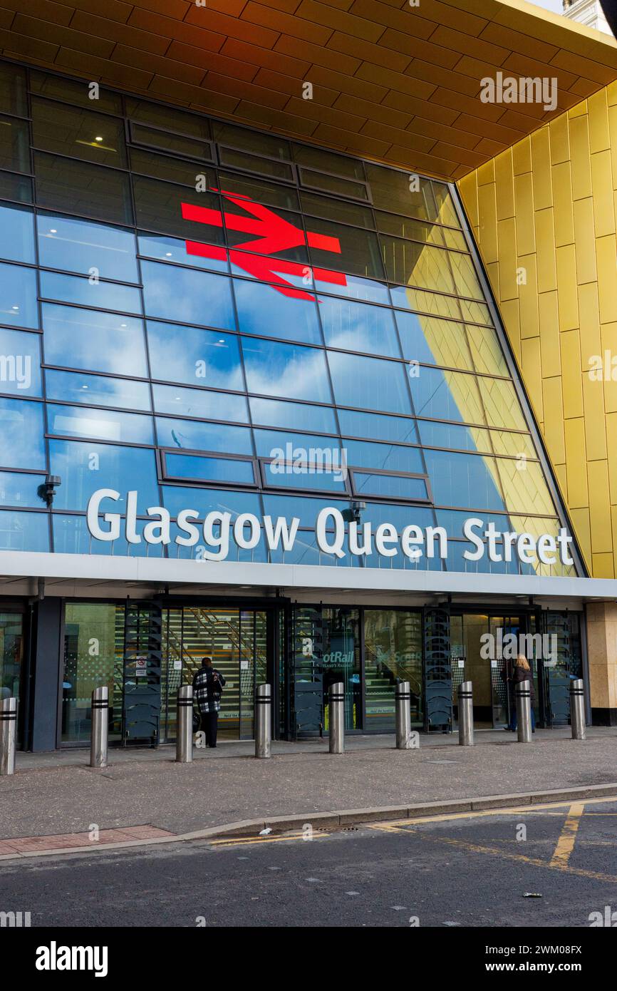 Glasgow Scozia: 12 febbraio 2024: Glasgow Queen Street Station esterno rinnovato Foto Stock