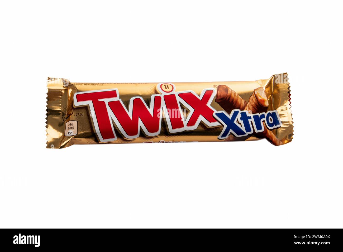 Sigulda, Lettonia - 12 FEBBRAIO 2024: Barre cookie Twix XTRA su sfondo bianco. Le barre Twix sono prodotte dalla Mars Incorporated Foto Stock