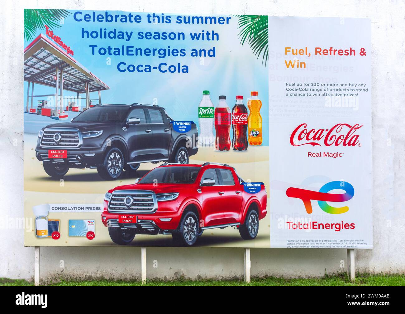 La Coca Cola si accumula presso la stazione di servizio Total, Victoria Parade, Suva, viti Levu, Repubblica delle Figi Foto Stock