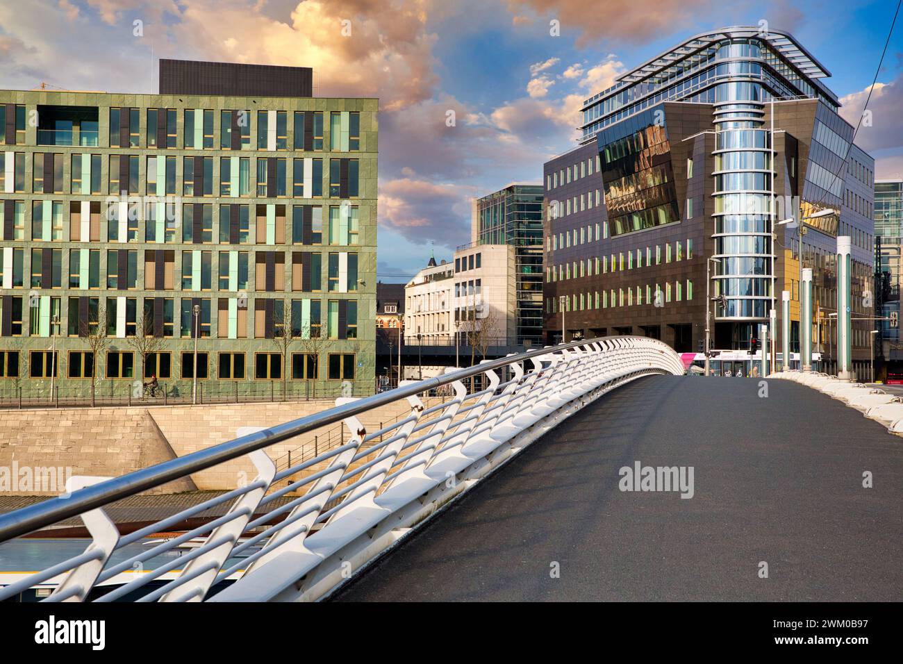 Kronprinzenbrücke, edifici intorno al fiume Sprea, Berlino, Germania. Foto Stock