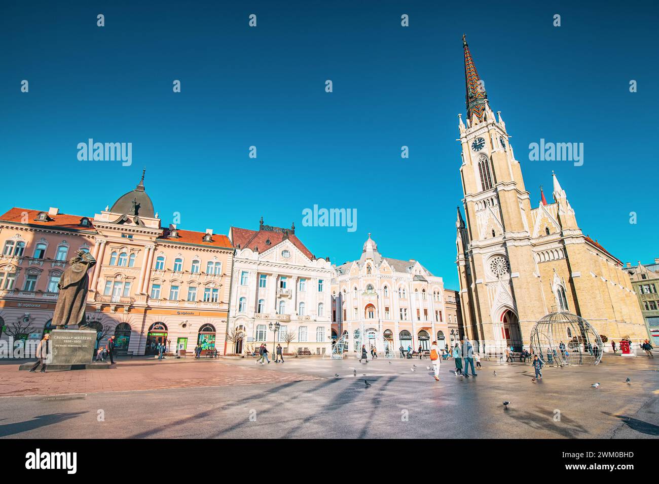 4 gennaio 2024, Novi Sad, Serbia: Vedute panoramiche dell'affascinante piazza della città di Novi Sad, adornata con la maestosa cattedrale come suo fulcro, offerin Foto Stock