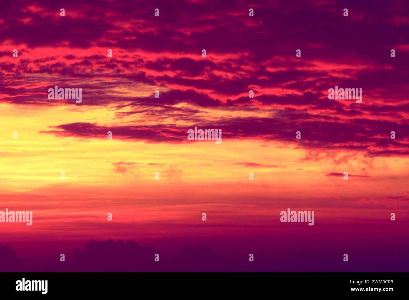 Fiery arancione tramonto Cielo. Bellissimo cielo Foto Stock
