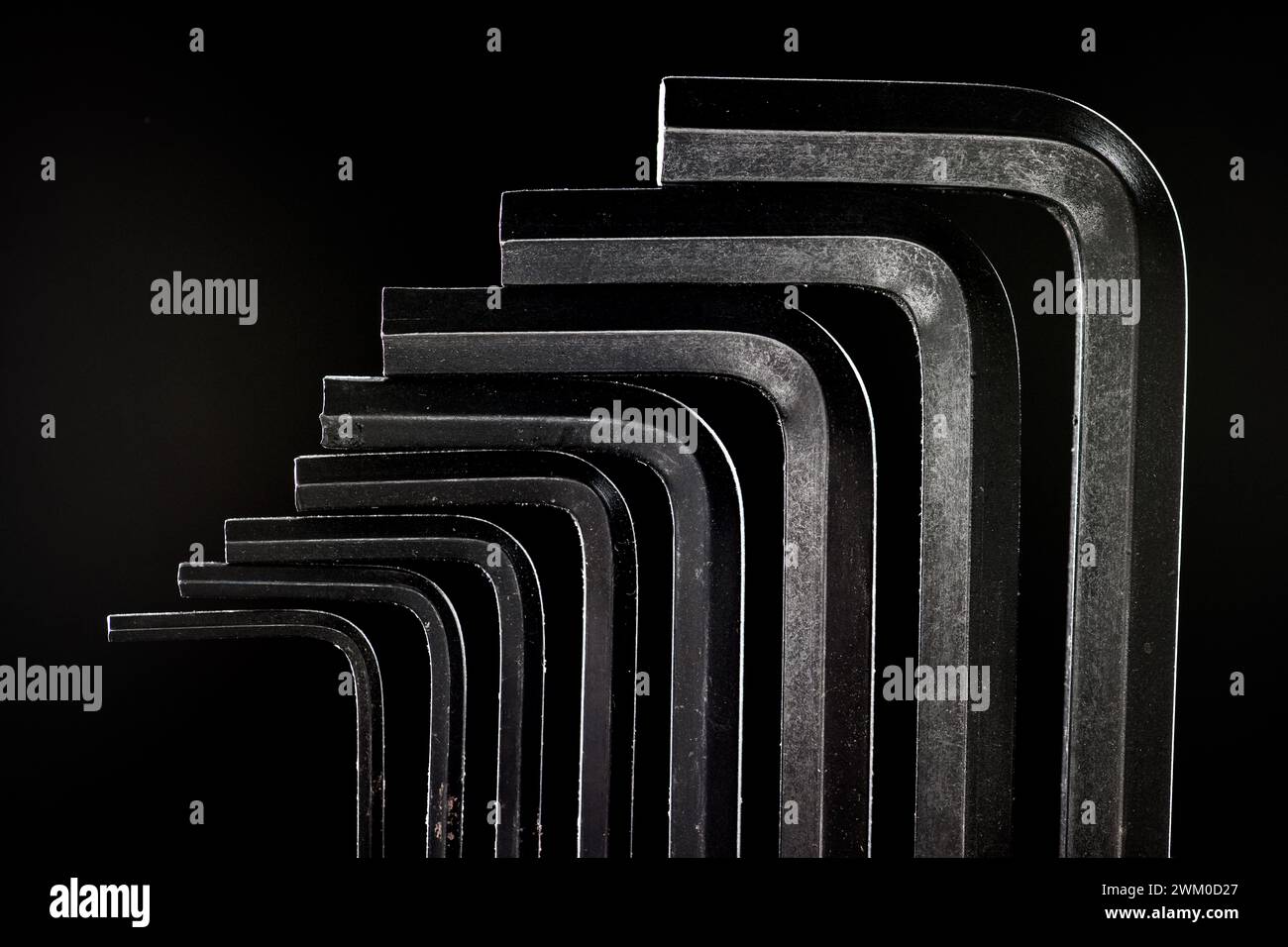 Primo piano di un gruppo di chiavi Allen metalliche su sfondo nero Foto Stock