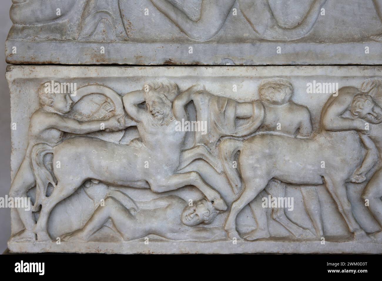 Sarcofago romano di Pozemia, 140 circa. Dettaglio di Centauromachya. Museo Nazionale Romano (Terme di Diocleziano). Roma. Italia. Foto Stock