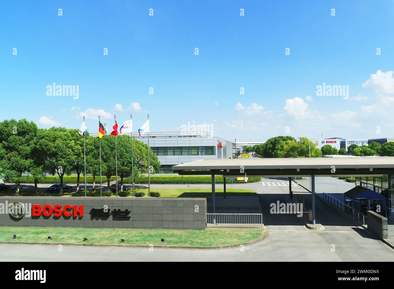 (240223) -- WUXI, 23 febbraio 2024 (Xinhua) -- questa foto non datata mostra una società del gruppo Bosch tedesco a Wuxi, nella provincia di Jiangsu nella Cina orientale. Il gruppo tedesco Voith ha firmato giovedì un accordo di cooperazione strategica con l'impresa statale cinese Weifu Group per sviluppare e promuovere sistemi di stoccaggio dell'idrogeno ad alta pressione. Voith e Weifu, un rinomato produttore di ricambi per auto nella città di Wuxi, nella provincia cinese del Jiangsu, si concentreranno sulla ricerca, lo sviluppo, la produzione su larga scala e l'applicazione dei sistemi di stoccaggio. Con un investimento complessivo di circa 120 milioni di euro (129,8 Foto Stock