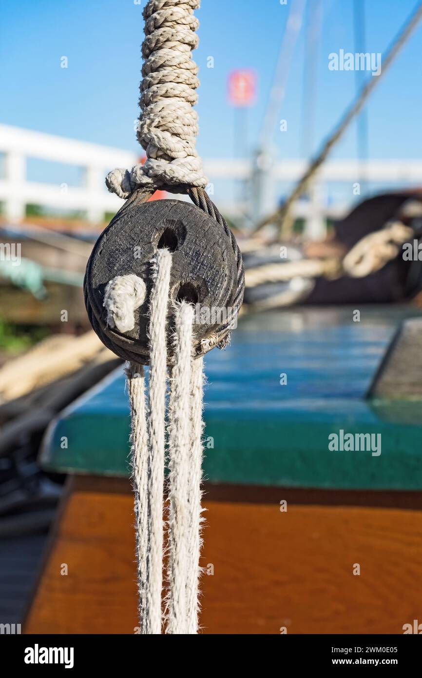 Puleggia, blocco e attrezzatura per barche a vela con corda nautica. Foto Stock