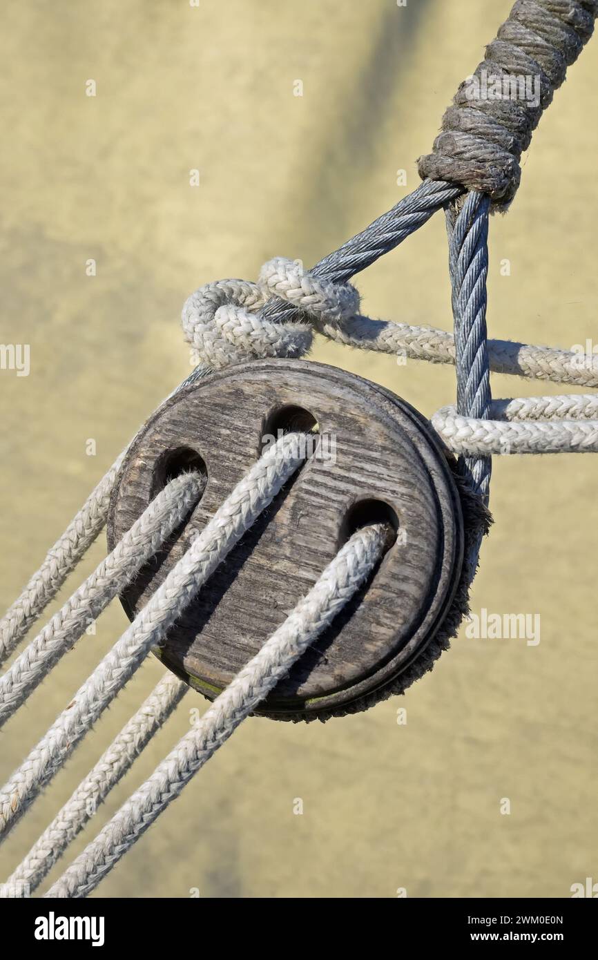Puleggia, blocco e attrezzatura per barche a vela con corda nautica. Foto Stock