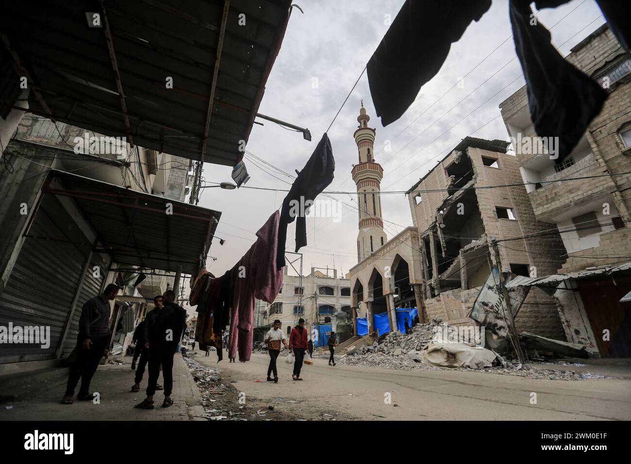 Rafah, territori palestinesi. 23 febbraio 2024. Una vista della moschea di al-Huda, distrutta dalle incursioni israeliane a Rafah, nella Striscia di Gaza meridionale. Crediti: Mohammed Talatene/dpa/Alamy Live News Foto Stock