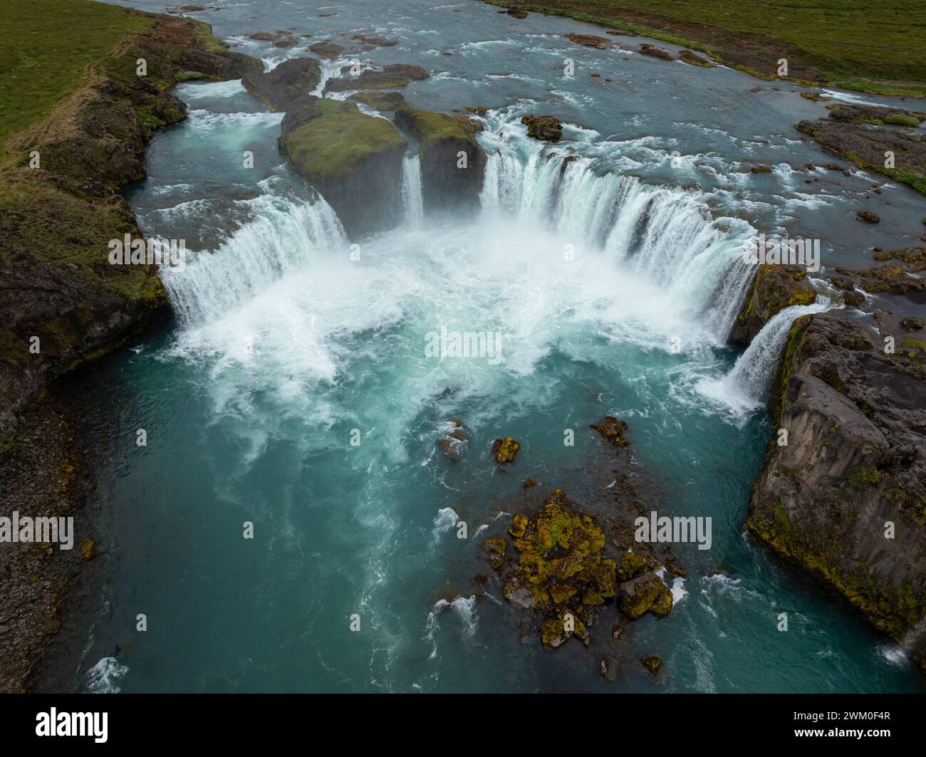 Foto fantastica della cascata Godafoss in Islanda e dei suoi incredibili dintorni, vista aerea. Attrazione turistica e concetti di bellezza naturale. Foto Stock