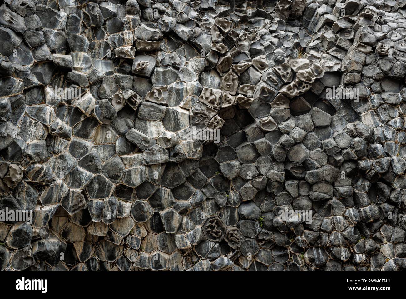 Interessanti forme di roccia vulcanica, scenografico motivo e consistenza di colonne basaltiche. Astrazione naturale e concetti di base. Foto Stock