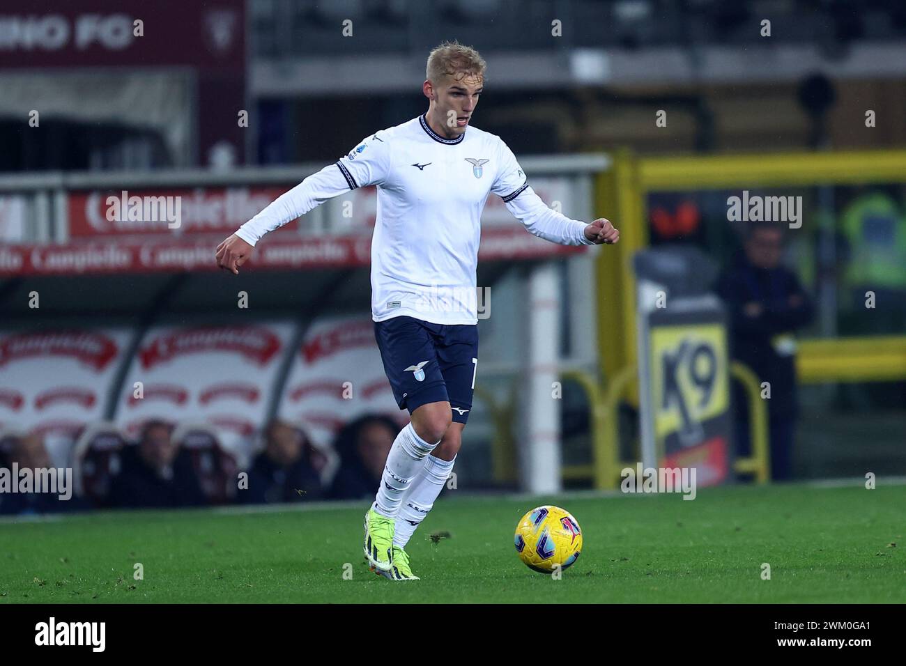 Torino, Italia. 22 febbraio 2024. Gustav Isaksen della SS Lazio in azione durante la partita di serie A tra Torino FC e SS Lazio allo Stadio Olimpico il 22 febbraio 2023 a Torino. Crediti: Marco Canoniero/Alamy Live News Foto Stock