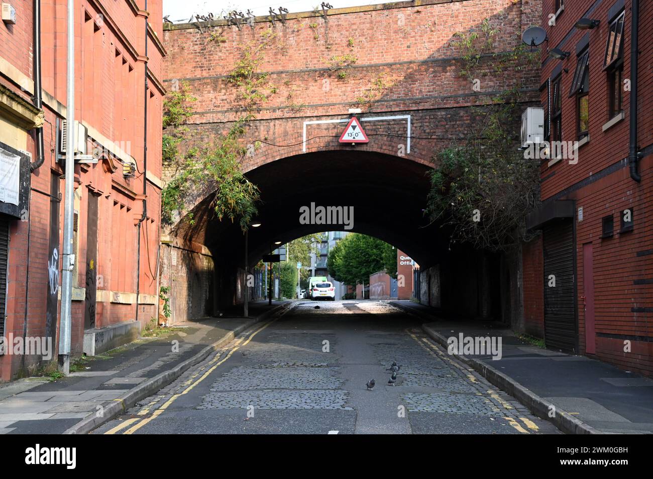 Un vecchio ponte ferroviario a Manchester Foto Stock