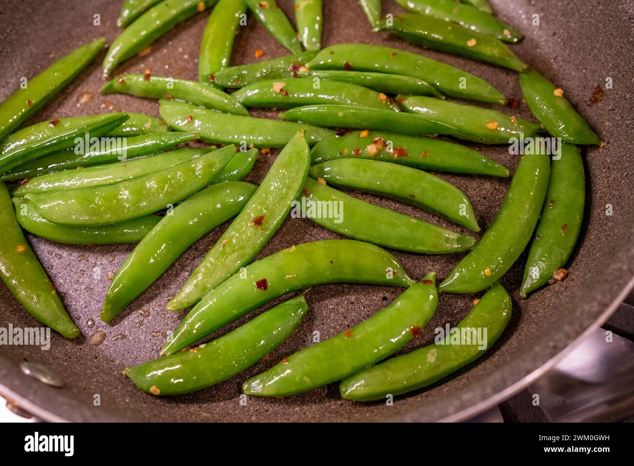 Salsiccia di piselli con zucchero fresco in padella Foto Stock