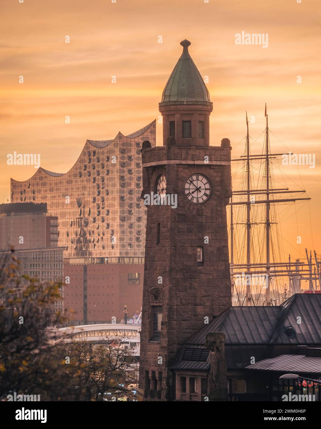 Germania, Amburgo, St Torre dell'orologio di Pauli all'alba dell'autunno Foto Stock