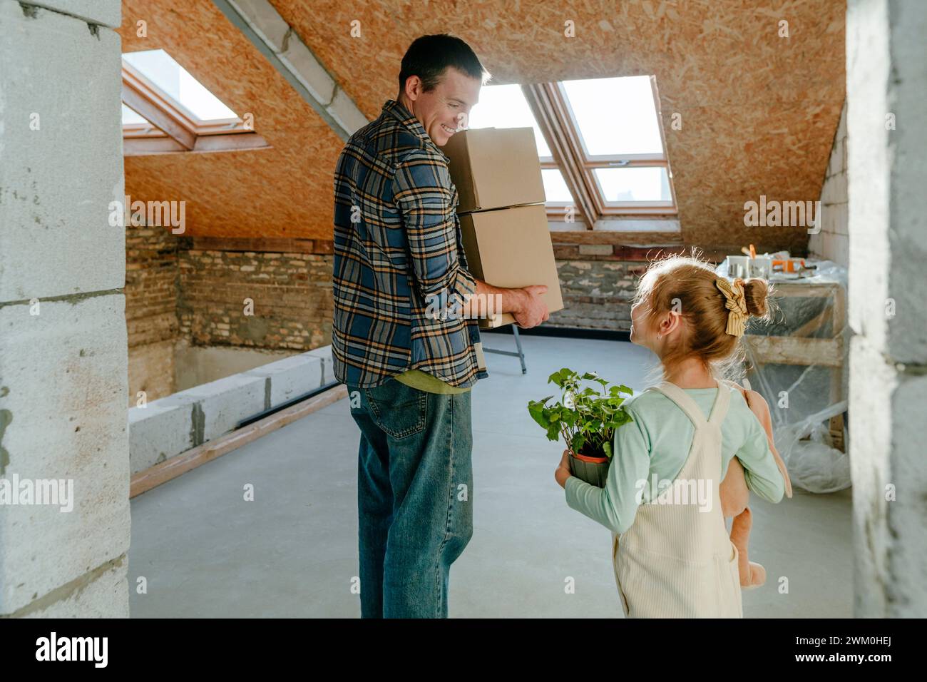 Figlia che aiuta il padre nei lavori di ristrutturazione Foto Stock